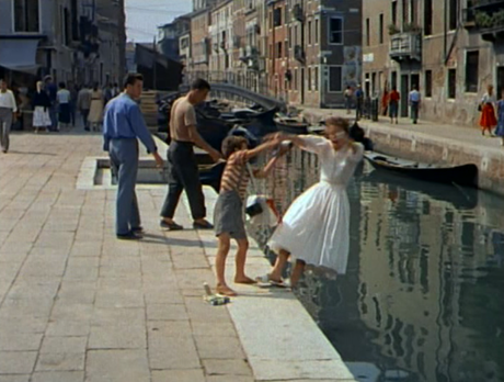 Jane Hudson interprétée par Katharine Hepburn tombe dans le canal