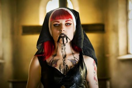 nonne gothique avec du sang noir sur la bouche par Dasha Kond