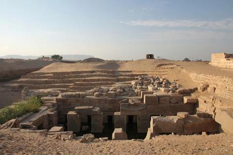 Découverte à Abydos, d'une dernière demeure vieille de 3300 ans et de sa pyramide, en Égypte antique ! shutterstock_90208618.jpg