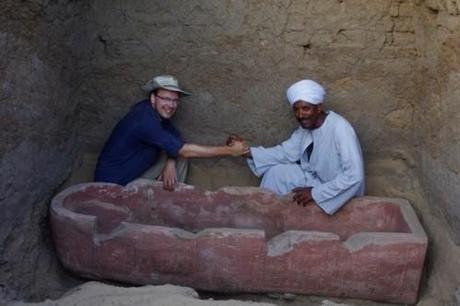 Découverte à Abydos, d'une dernière demeure vieille de 3300 ans et de sa pyramide, en Égypte antique ! 10174988_10152302591760406_619916780_n.jpg