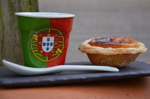pasteis-de-nata-petit-flan-portugais recette des pasteis de nata, petits flans portugais sur assiettes et gourmandises avec tasse flag portugal revol porcelaine