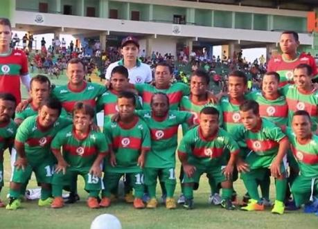 Des nains brésiliens forment une équipe de football Des nains brésiliens forment une équipe de football