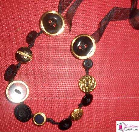 {DIY} Des boutons pour mon collier SVP! DIY Collier boutons dorés et noirs | Kustom Couture