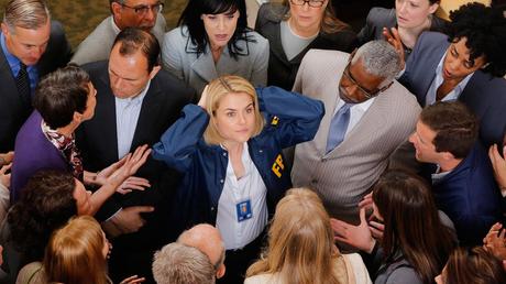 Crisis (2014) : otages de luxe; parents prêts à tout Crisis (2014) : otages de luxe; parents prêts à tout