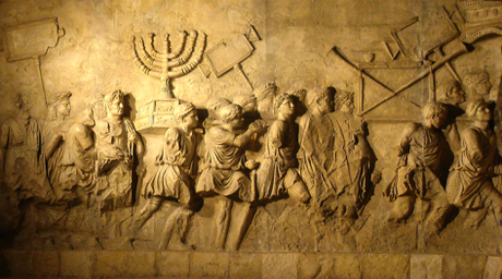Bas-relief de l'Arche de Titus à Rome. Des hommes transportent les trésors du Temple de Jérusalem récemment détruit.