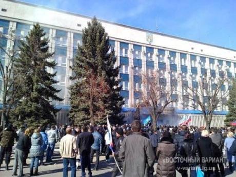 CHAUD DEVANT. Vidéo+photos: A Lougansk, les pro-russes attaquent le siège de la SBU lugandsk2