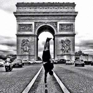 Kapstand Triumphbogen 300x300 Succès Instagram: Kapstand fait un poirier devant les attractions des grandes villes
