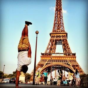 Kapstand Eiffelturm 300x300 Succès Instagram: Kapstand fait un poirier devant les attractions des grandes villes