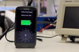 La start-up StoreDot affirme être capable de réaliser la recharge rapide d'une batterie de smartphone de 2000 mAh en un peu moins de 30 secondes.