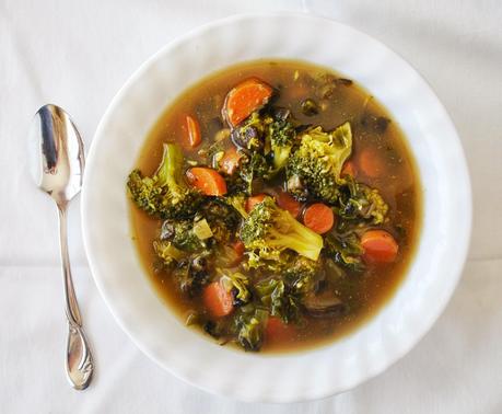 Une bonne soupe verte plein de légumes pour désintoxiquer le 