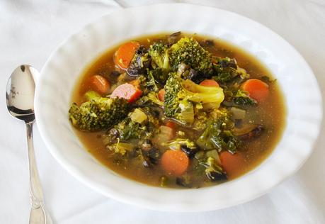 Une bonne soupe verte plein de légumes pour désintoxiquer le 