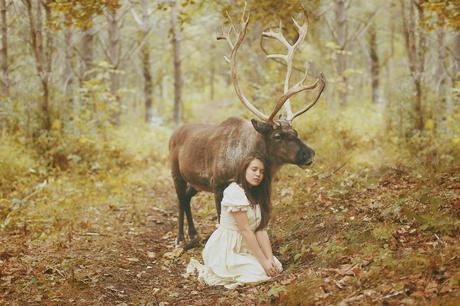 photo de Katerina Plotnikova d'une jeune femme assise auprès d'un renne