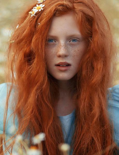 photo de Katerina Plotnikova, portrait d'une très belle jeune femme rousse