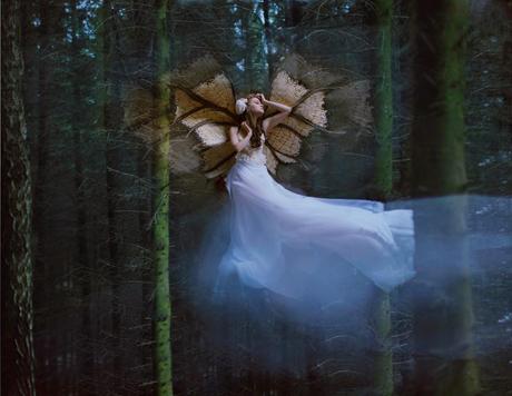 photo de Katerina Plotnikova d'une jeune femme planant avec des ailes de papillon