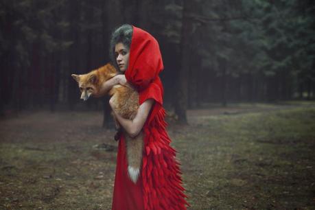 photo de Katerina Plotnikova d'une jeune femme avec une cape rouge tenant un renard