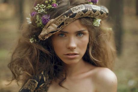 photo de Katerina Plotnikova portrait d'une jeune femme avec un serpent dans les cheveux 