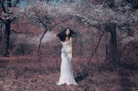 photo de Katerina Plotnikova d'une jeune femme asiatique en raobe blanche dans la nature