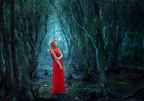 photo de Katerina Plotnikova d'une jeune femme en robe rouge dans la foret 