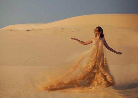 photo de Katerina Plotnikova d'une jeune femme nue recouverte de sable au milieu des dunes  