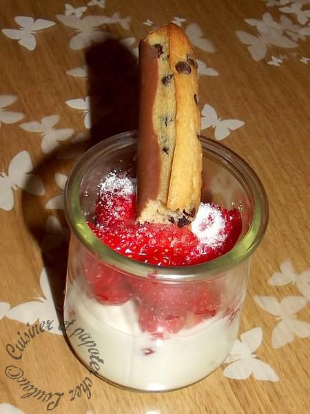 Dessert lacté aux fraises et son finger cookies DSCF7922