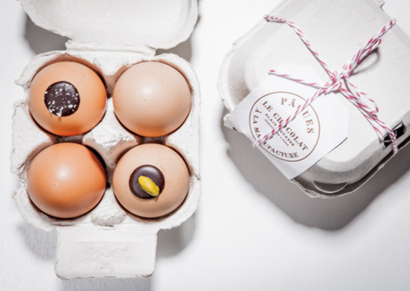 Pâques 2014 : Le chocolat Alain Ducasse a boîte contient 4 œufs dans leur coquille chemisée de chocolat avant d’être garnie de praliné. Pour déguster, simple et ludique : on écale l’œuf… Le praliné à l’ancienne se décline en 4 parfums : noix de coco, pistache, amande, noisette.