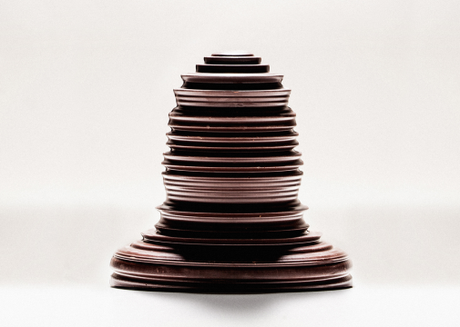 Pâques 2014 : Le chocolat Alain Ducasse Cloche garnie de friture praliné et de friture sèche. Des créations originales et mystérieuses qui semblent avoir été sculptées, tournées, façonnées à la main, évoquant la délicate confection artisanale du chocolat à la Manufacture. (Hauteur 20cm - poids 500g)