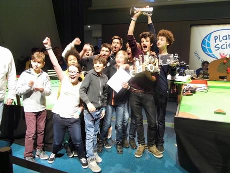 La finale Ile de france des Trophées de la Robotique Planètes Sciences s'est terminé... par la remise de RQ HUNO au vainqueur