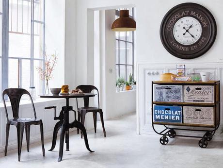 La chaise en fer gris Multipl's est une chaise de table idéale pour des repas dans un cadre contemporain.Cette chaise design est une chaise moderne effet vieilli qui conviendra parfaitement à un intérieur branché, style industriel ou urbain.en vente ici