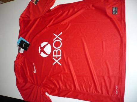 Soirée de lancement de Titanfall en Belgique La couleur officielle des produits Xbox est le vert, c’est donc de façon tout à fait logique que nous sommes repartis avec un T-shirt rouge ^^