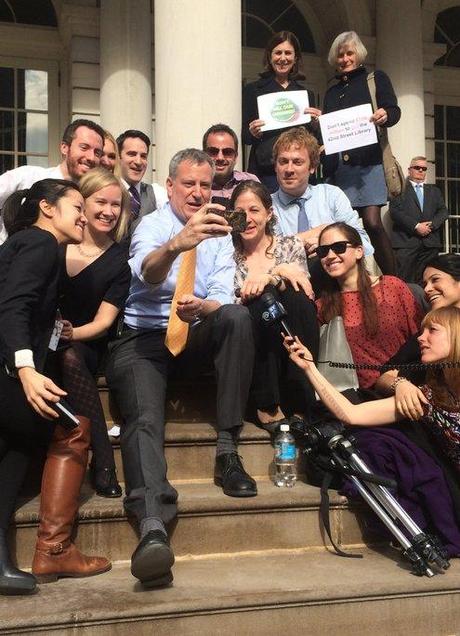 Le selfie du maire de New York avec des journalistes ©SarahMaslinNir