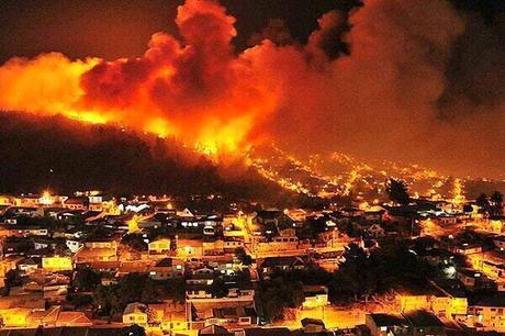 L'incendie sur Valparaíso a entraîné l'évacuation de 10000 personnes (photo DR)