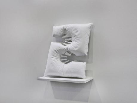 sculpture blanche art contemporain jeune artiste francaise qui monte oreiller céramique moulé représentation de l'absence, galerie d'art pour jeunes artistes, 56 salon d'art de montrouge