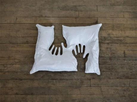 sculpture art contemporain francais oreiller céramique plumes empreintes de mains absence amoureuse 56 salon art contemporain de Montrouge 
