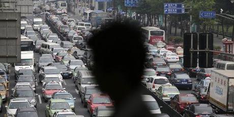 Les embouteillages à Shanghai, en Chine. Plus les gouvernements tardent à agir, plus le prix à payer par les générations futures sera élevé, souligne le GIEC.