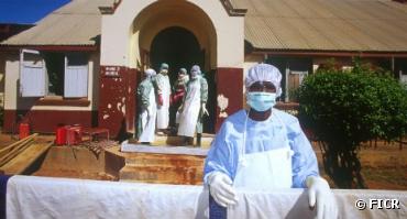 Santé : Faut-il craindre l'importation en Europe du virus Ebola ?