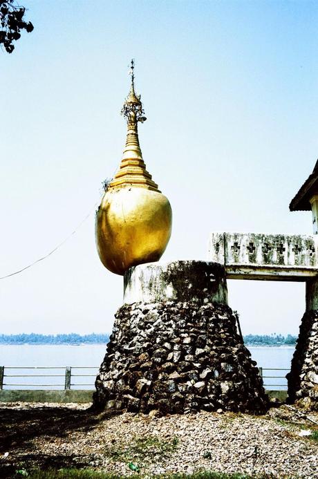 Birmanie (2): la pagode Shwe Dagon, la ferveur et le clinquant