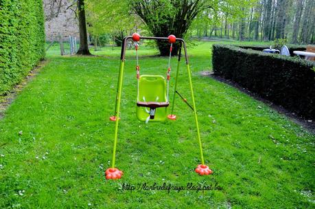 Une balançoire pour bébé, merci les cloches de Pâques!