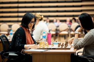 Echecs ronde 5 : Hou Yifan (2618) 1-0 Nafisa Muminova (2321) - Photo Nikolay Bochkarev © site officiel 