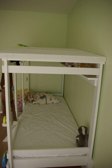 Voici son lit de grande (achat du lit cabane d’Alinea) lit-blanc-cabane-alinea-04