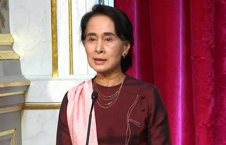 Changement de ton. A Paris, Aung San Suu Kyi tire la sonnette d'alarme face au blocage actuel du processus démocratique en Birmanie