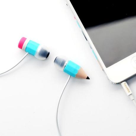 Un crayon enfoncé dans les oreilles pour écouter la musique de votre iPhone