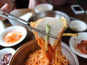 Personnellement, nous vous proposons de manger milmyeon avec suyuk (수육) comme sur la deuxième photo.