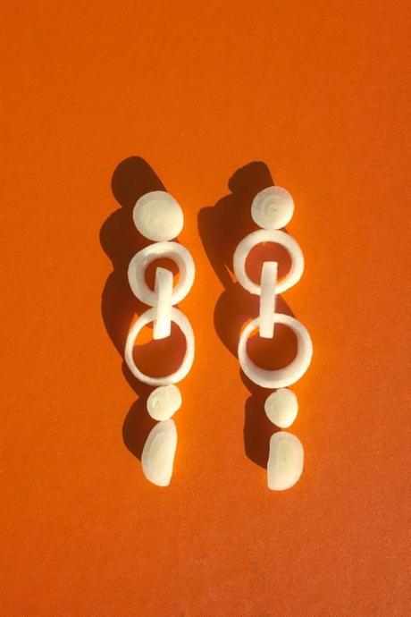 sarah-illenberg-boucles-oreilles Talent à suivre : La série photo « Tutti frutti » de Sarah Illenberger