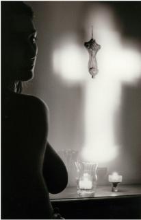 poitrine à contre jour devant un crucifix