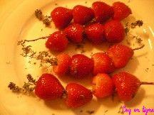 Brochettes de fraises au thym, miel et vinaigre balsamique à la plancha
