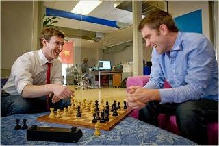 Mark Zuckerberg & Chris Cox (facebook) jouant aux échecs 
