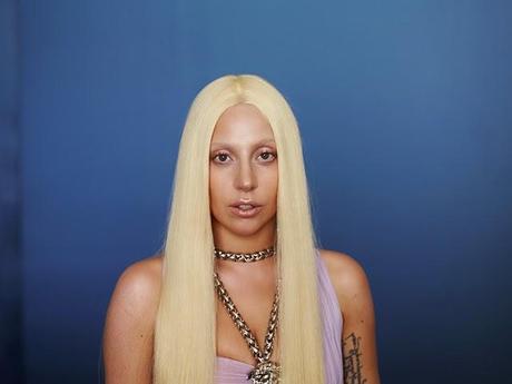 Lady Gaga X Versace - Stop au Photoshop !