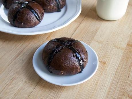 Chocolate Lover’s Hot Cross Buns / Hot Cross Buns des Amoureux du Chocolat ! Chocolate Hot Cross Buns 1