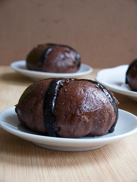 Chocolate Lover’s Hot Cross Buns / Hot Cross Buns des Amoureux du Chocolat ! Chocolate Hot Cross Buns 6