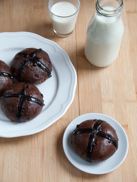 Chocolate Lover’s Hot Cross Buns / Hot Cross Buns des Amoureux du Chocolat ! Chocolate Hot Cross Buns 10